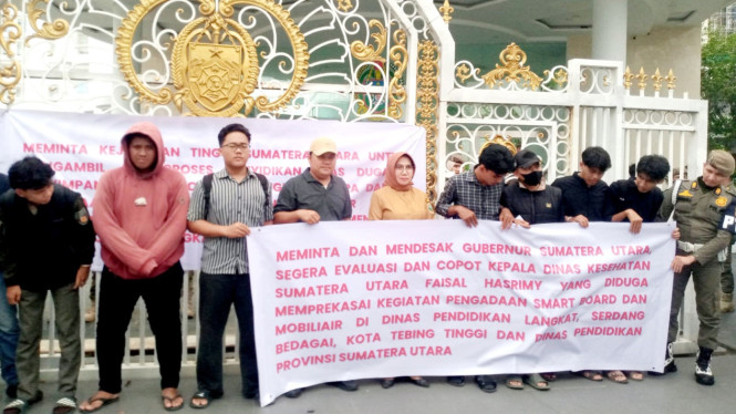 PERMAK menggelar unjuk rasa di depan Kantor Gubernur Sumut.