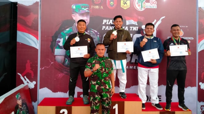 Personel Brimob Polda Sumut raih juara di Kejuaraan Karate Piala Panglima TNI 2025.