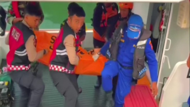 Tim SAR Gabungan mengevakuasi jasad korban tenggelam di Danau Toba.