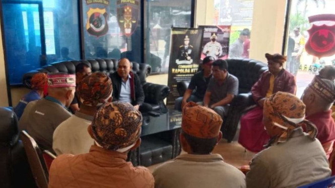 Kapolres Manggarai, AKBP Hendri Syahputra menemui keluarga korban.