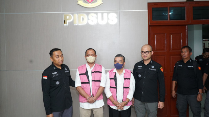 Dua tersangka kasus dugaan korupsi pelepasan aset PTPN I saat dilakukan penahanan.