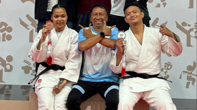 Ketua PJSI Sumut, M Arief Fadhillah bersama dua atlet judo peraih medali di PON Bela Diri 2025.