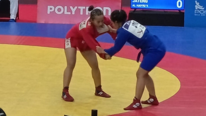 Atlet Sambo Sumut, Ayu Wulandari (merah) saat hadapi wakil Jateng di final.