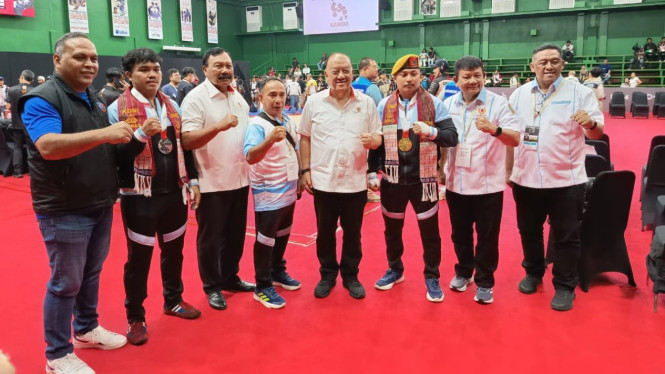 Atlet Sambo Sumut, Ilham Finaldin dan Armana Barus usai raih emas dan perak.