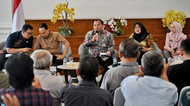Kepala BKAD Sumut, Timur Tumanggor (tengah).