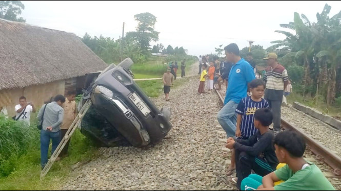 Kereta Api tertemper mobil di Kabupaten Deli Serdang.