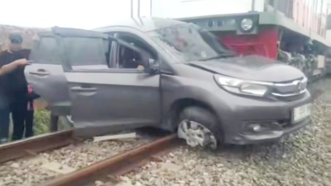 Kereta api tertemper mobil di Kabupaten Deli Serdang.