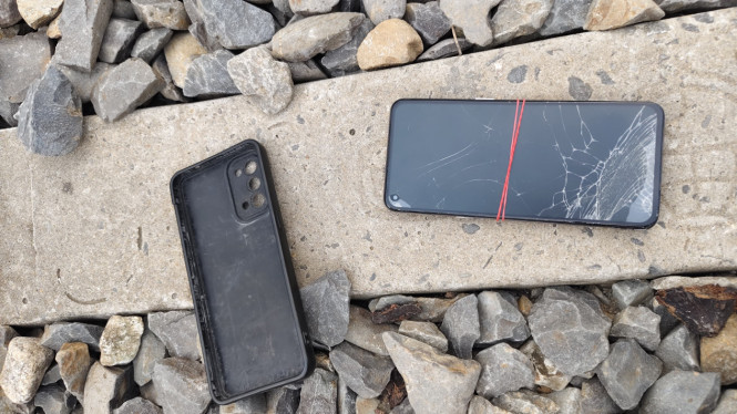Handphone korban tersambar kereta api di Kabupaten Simalungun.