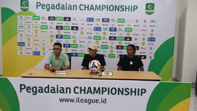 Asisten Pelatih PSMS Medan, Welliansyah (tengah) dalam konferensi pers persiapan jelang laga PSMS Medan Vs Garudayaksa FC, di Stadion Utama Sumut, Kabupaten Deli Serdang.