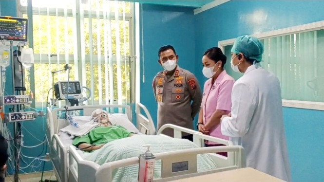 Kapolda Sumut, Irjen Pol. Whisnu Hermawan Februanto menjenguk korban kecelakaan lalu lintas, bernama Elyda Delvian Tamin di RS Columbia Asia, Kota Medan.