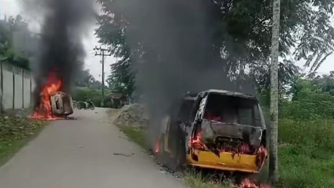 Dua mobil dibakar imbas bentrok dua kelompok ormas di lahan eks HGU PTPN II di Desa Tadukan Raga, Kecamatan STM Hilir, Kabupaten Deliserdang, 9 April 2025 lalu. (Ilustrasi)