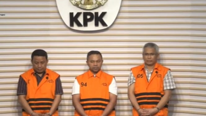 Gubernur Riau, Abdul Wahid bersama Kadis PUPR-PKPP Riau, M. Arief Setiawan ; serta Tenaga Ahli Gubernur Provinsi Riau, Dani M. Nursalam ditetapkan tersangka.