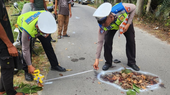 Polisi saat melakukan olah TKP kecelakaan di Simalungun.