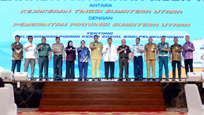 Gubernur Sumut, Bobby Nasution (tengah).
