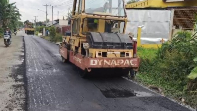Pemkab Deli Serdang saat melakukan perbaikan ruas jalan.