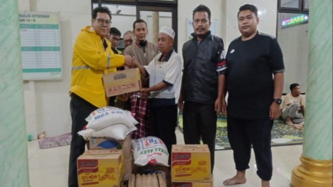 Perwakilan PT Rapala menyerahkan bantuan kepada korban terdampak banjir di Langkat.