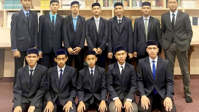 Para santri Pesantren Sulaimaniyah Aceh Tamiang terendam banjir.