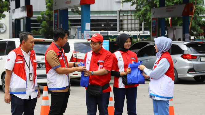 Pertamina Sumbagut Distribusikan Bantuan kepada 400 Operator SPBU di Medan.