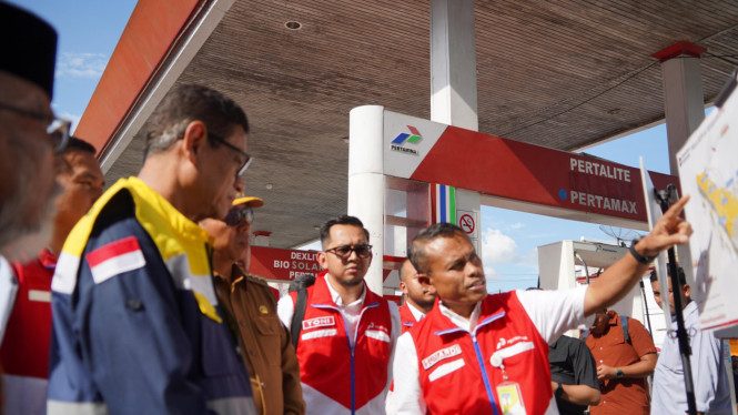Wamen ESDM, Yuliot Tanjung saat tinjau persiapan Nataru 2025/2026 di lokasi bencana di Sumut.