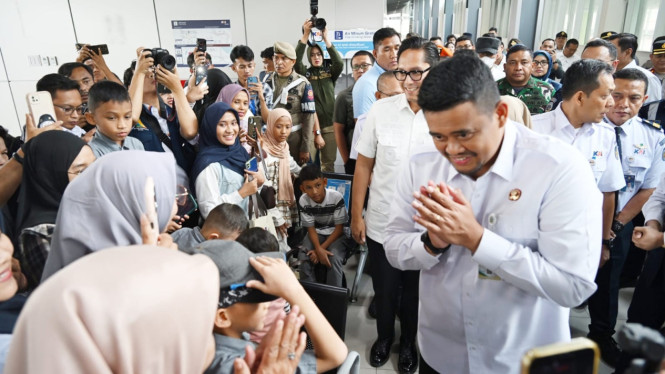 Gubernur Sumut, Bobby Nasution melakukan Peninjauan Arus Mudik Natal Tahun 2025 dan Tahun Baru 2026 di Stasiun Kereta Api Jalan Stasiun Kereta Api Medan.