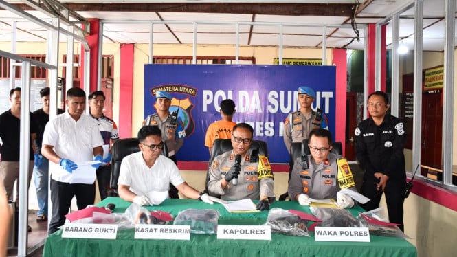 Kapolres Nias, AKBP Agung saat memaparkan kasus pembunuhan.