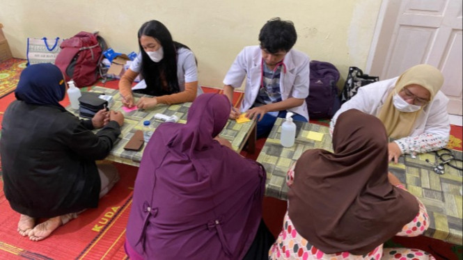Tim medis PT Raya Padang Langkat memeriksa kondisi kesehatan warga terdampak bencana di Aceh Tamiang.