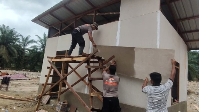 Brimob Polda Sumut bersama warga percepat 0embangunan hunian sementara korban banjir di Kabupaten Tapsel.