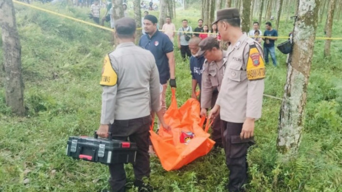 Polsek Serbalawan saat mengevakuasi jenazah remaja diduga korban pembunuhan.