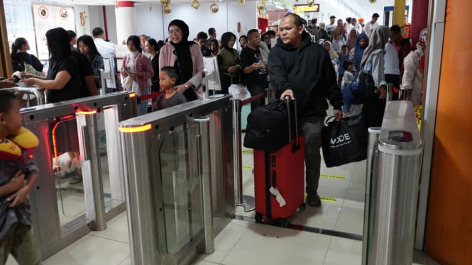 Aktivitas penumpang di Stasiun Medan.