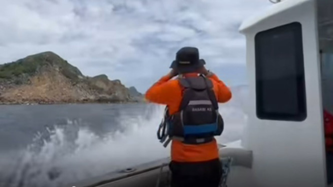 Tim Basarnas melakukan pencarian korban tenggelam kapal wisata Putri Sakina di Selat Padar, Taman Nasional Komodo.
