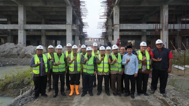 Mendikdasmen RI, Prof. Dr. Abdul Mu'ti tinjau arena utama pelaksanaan Muktamar Muhammadiyah 2027 dan dapur MBG UMSU.