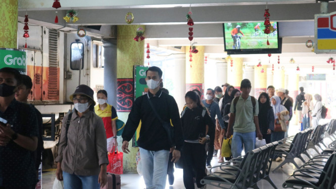Aktivitas penumpang di Stasiun Medan.