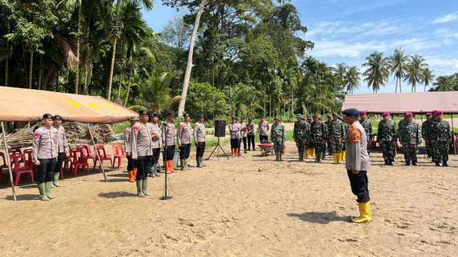 Brimob Polda Sumut gelar upacara kenaikan pangkat di lokasi bencana, Kabupaten Tapsel.