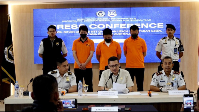 Kepala Kantor Wilayah Direktorat Jenderal Imigrasi NTT, Arvin Gumilang (tengah) saat memberikan keterangan pers.