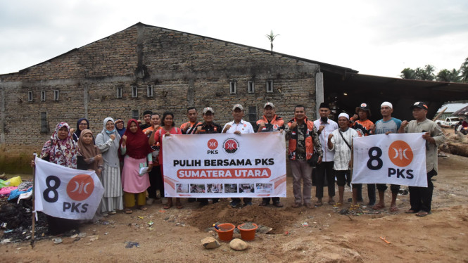 Ketua DPW PKS Sumut, Andi Pranata, memimpin peletakan batu pertama pembangunan rumah bagi korban bencana di Kabupaten Tapteng.