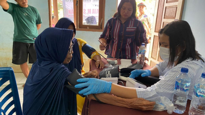 Tim medis PT Raya Padang Langkat memeriksa kondisi kesehatan warga terdampak banjir di Aceh Tamiang.