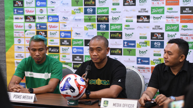 Pelatih PSMS Medan, Eko Purdjianto (tengah).