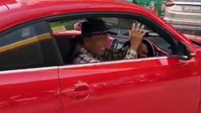 Eggi Sudjana terekam video mengendari mobil di sebuah SPBU di Malaysia.
