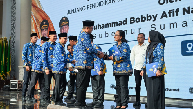 Gubernur Sumut, Bobby Nasution serahkan SK penugasan 248 kepala sekolah.