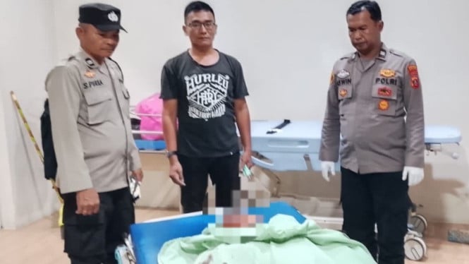 Polisi evakuasi korban lakalantas kereta api di Simalungun.