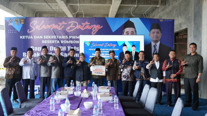Ketua PWM Jateng, Dr.KH Tafsir, MAg, saat menyerahkan bantuan uang senilai Rp.1 miliar ke Panitia Muktamar ke-49 Muhammadiyah di Sumut.