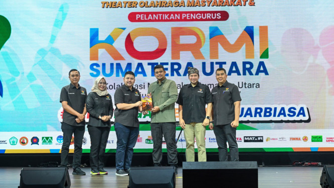 Ketua Umum KORMI Sumut, M Daffasya Sidik bersama Waket I Dr dr Liliana Puspa Sari SPd, MKes menyerahkan buku kepada Gubernur Sumut Bobby Nasution.
