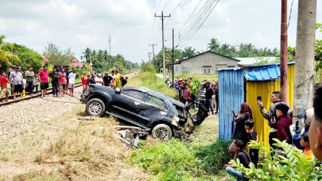 Kecelakaan Kereta Api kontra Fortuner di Kabupaten Asahan.