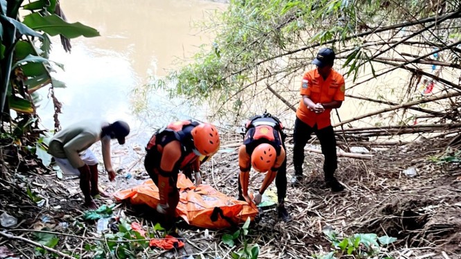 Tim SAR saat melakukan jasad korban tewas tenggelam di Sungai Belawan.