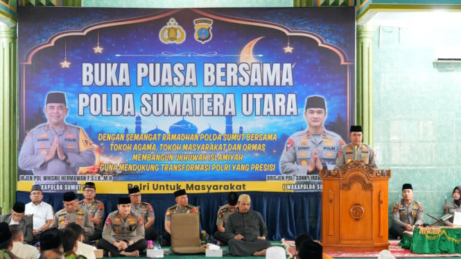 Buka puasa bersama di Masjid Al-Hidayah Mapolda Sumut.