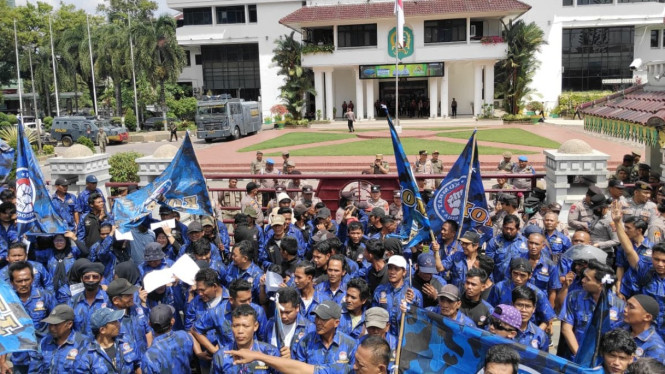 Seribuan kader KOMBAT gelar unjuk rasa damai didepan Kantor Wali Kota Medan.