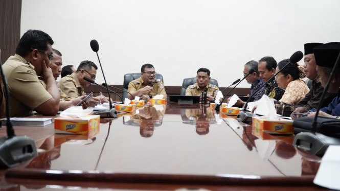 Bupati Deli Serdang, dr H Asri Ludin Tambunan saat menerima kunjungan pengurus Dewan Pendidikan Deli Serdang 2025–2030 di Ruang Rapat, Kantor Bupati.
