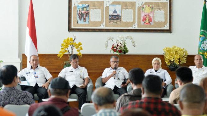 Asisten Pemerintahan dan Kesejahteraan Rakyat Pemprov Sumut, Basarin Yunus Tanjung (tengah).