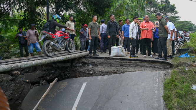 Gubernur Sumut, Bobby Nasution saat meninjau jalan rusak di Sumut.