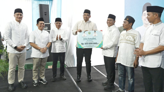 Gubernur Sumut, Bobby Nasution serahkan bantuan.
